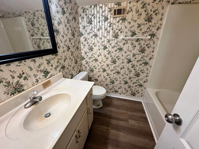 Building Photo - 308 Island Dr