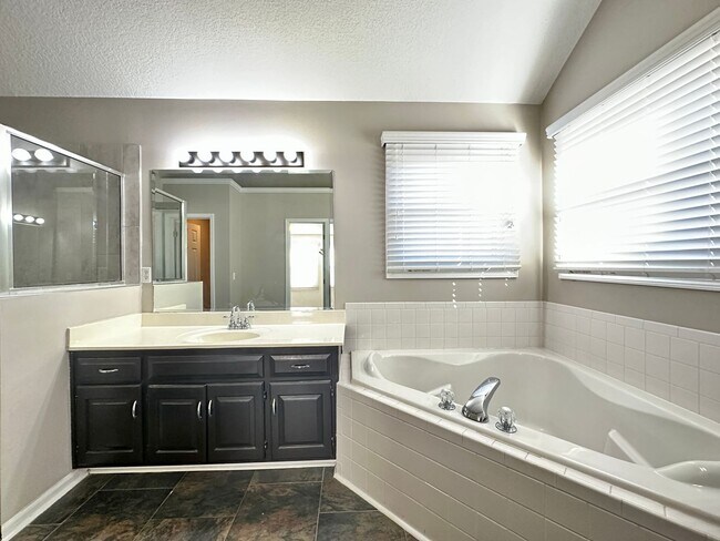 Building Photo - **BRAND NEW CARPETS** Beautiful Home in Bl...