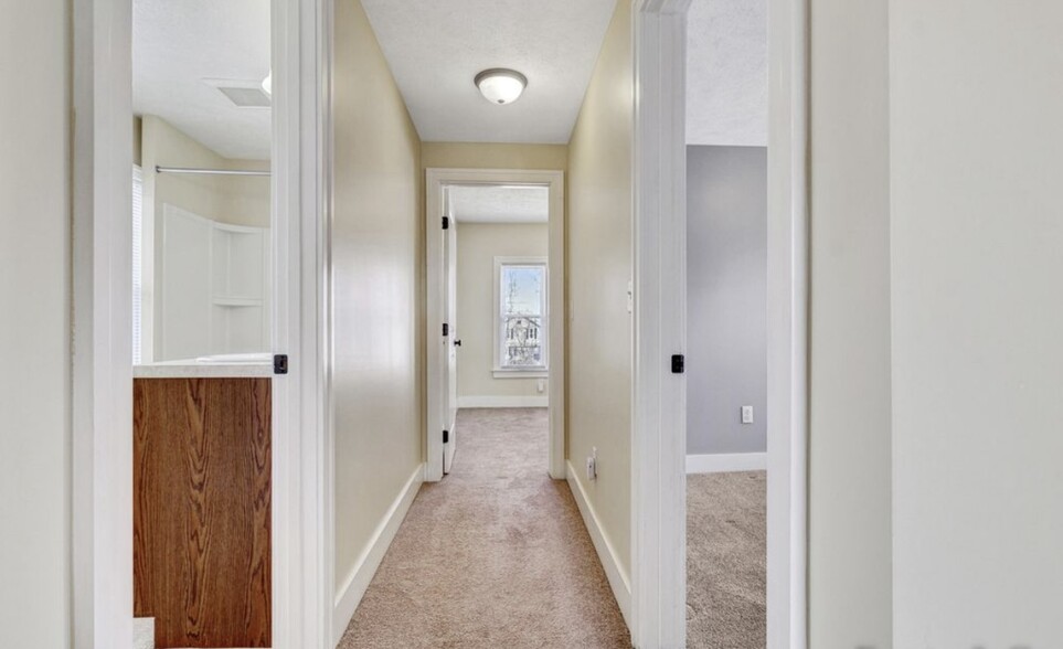 Building Photo - 904 Zeeland Ct NE