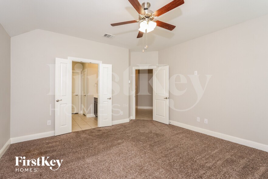 Building Photo - 4413 Lakeview Dr