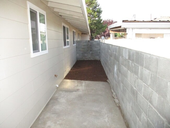 Building Photo - 18-4