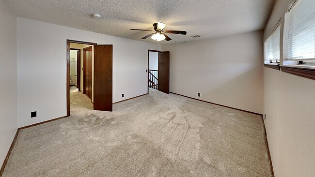 Building Photo - Spacious Townhouse 3 Bedroom 2 Bathroom with Bonus Room