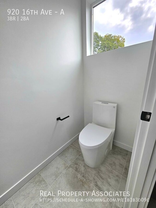 Building Photo - 920 16th Ave