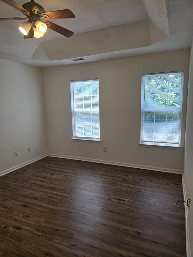 Building Photo - Located in Parkers Xing a home with 4BR/2....