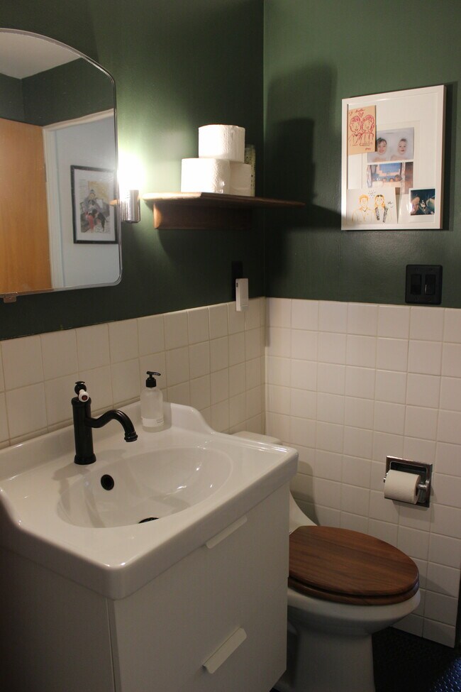 Building Photo - 4826 Terrace Dr NE