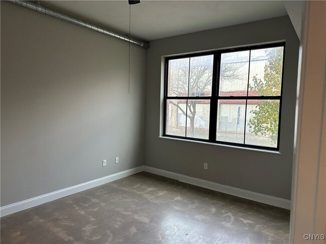 Building Photo - 721 N Clinton St