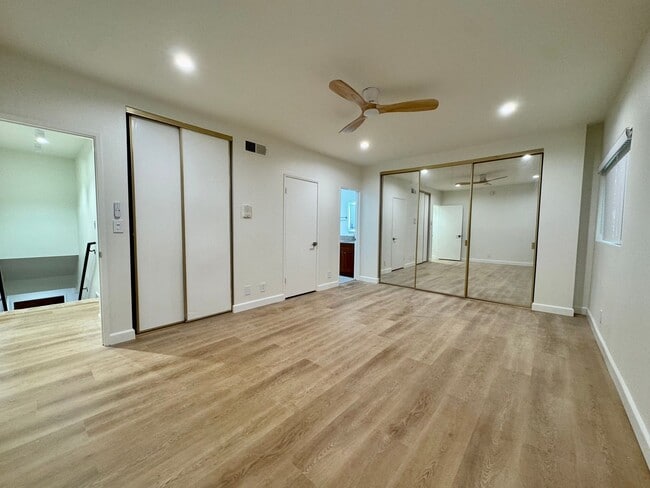 Building Photo - Stylish 2 bed + 2.5 bath + loft townhome n...