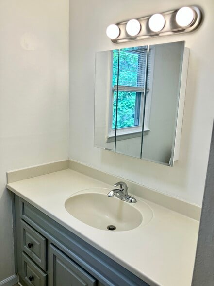 Bathroom - 141 Dunbar Ave