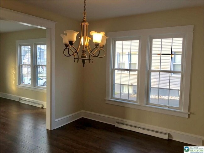 Building Photo - 425 Bank St