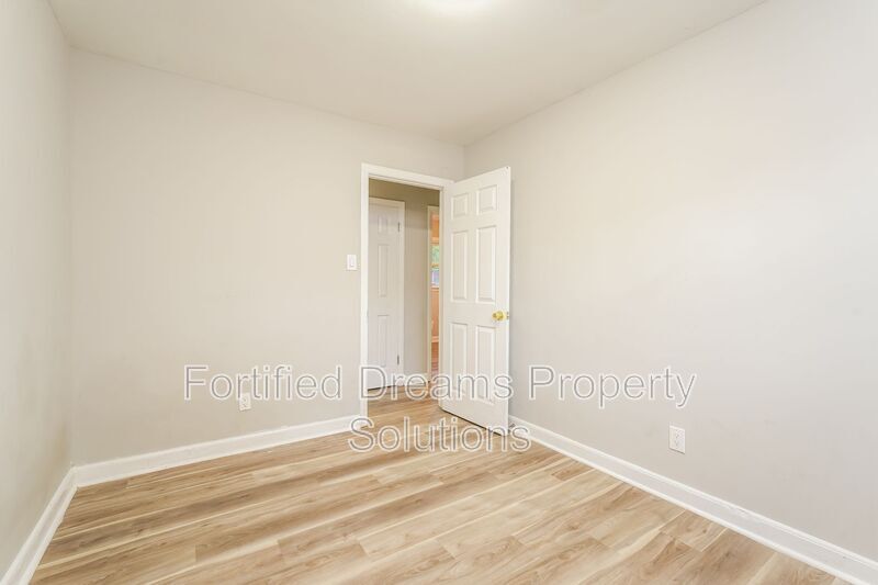 Building Photo - 1615 Eastwood Ave