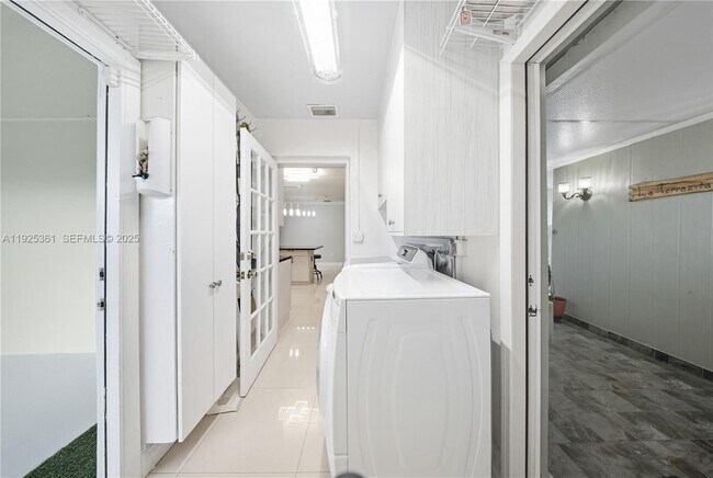 Building Photo - 300 NE 175th St