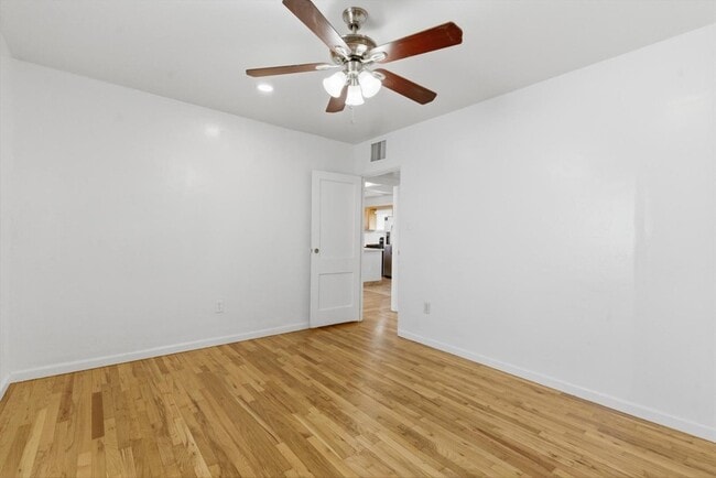 Building Photo - 361 E Clarendon Ave