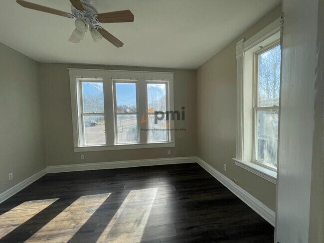 Building Photo - 424 E 10th St