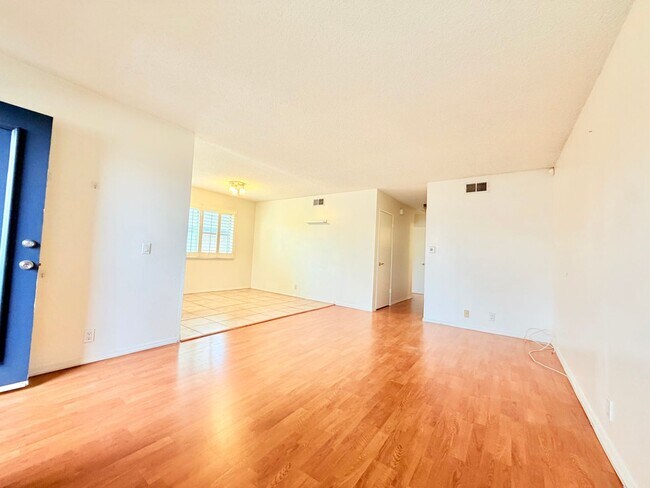 Building Photo - Beautiful two bedroom one bath