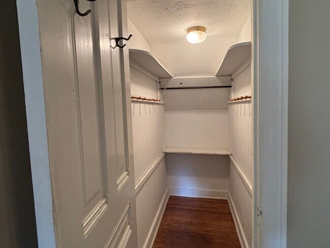 Building Photo - 462 Holly Ave