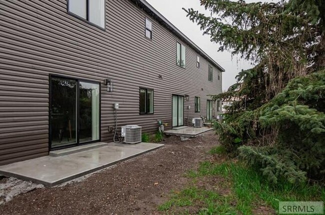 Building Photo - Beautiful 3 Bed, 2.5 Bath Townhome in Asht...