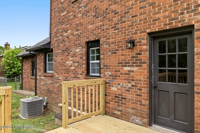 Building Photo - 2222 Elmcrest Dr
