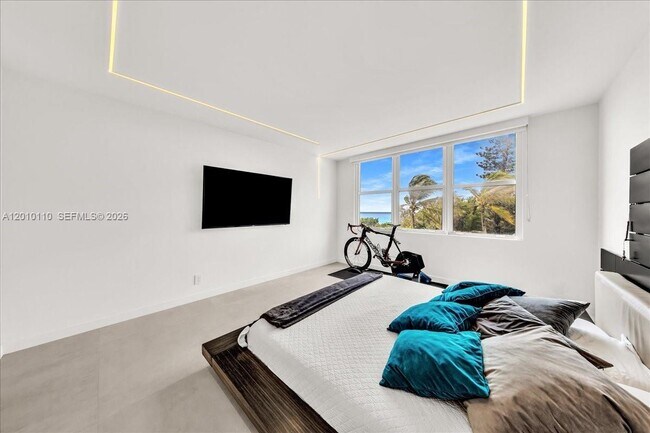 Building Photo - 1147 Hillsboro Mile
