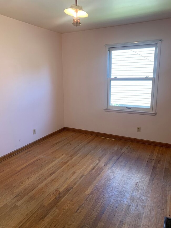Building Photo - 3 bedroom, 1.5 Bath Home located near Skyv...