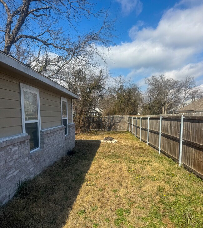 Building Photo - 3812 Eutopia St