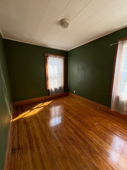 bedroom - 497 Breckenridge St