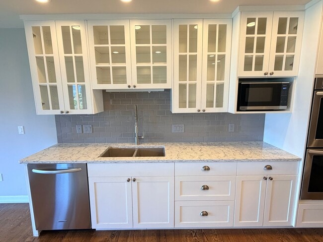 Building Photo - Luxury, golf course living with VIEWS! 3+ bed, 3 bath, three car garage and so much more!