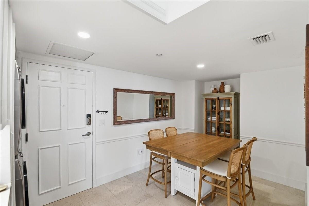 Building Photo - 350 S Miami Ave