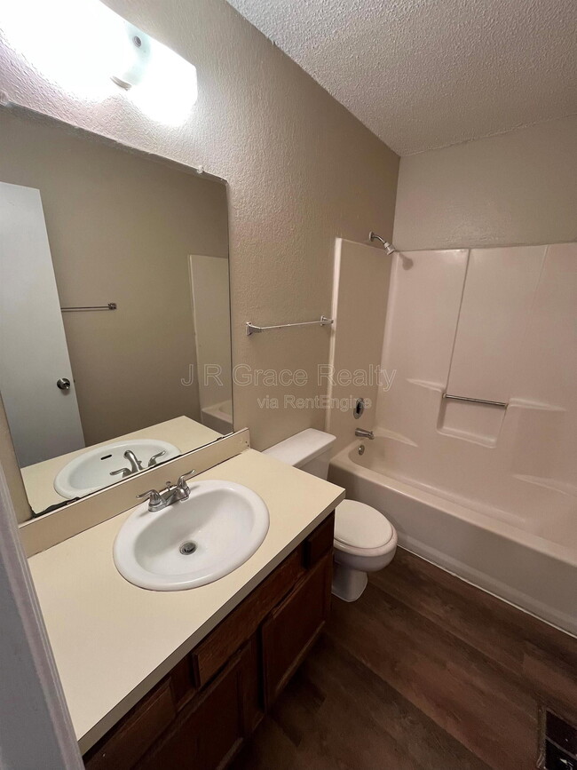 Building Photo - 5911 Shadydell Dr