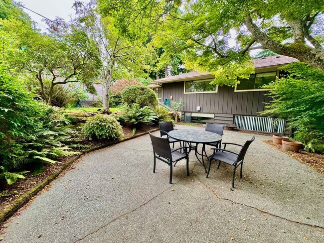 Building Photo - Large Mid-Century Home in Magnolia!