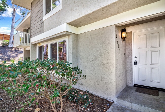 Building Photo - Live by the Lakeside -  Upgraded Spacious TOWNHOME in Lakeside Park