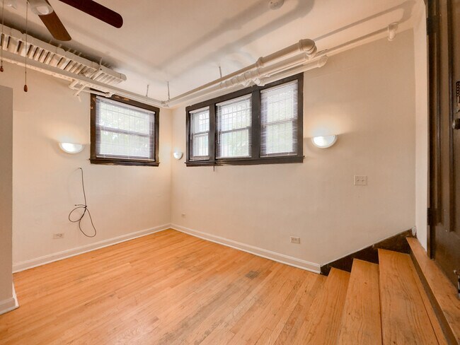 Building Photo - 821 W Waveland Ave