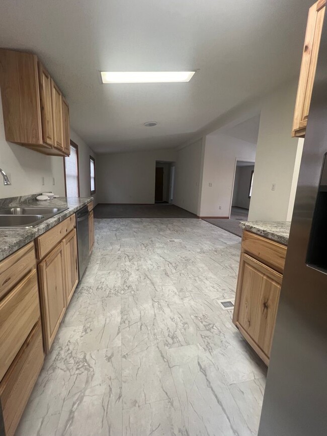 Building Photo - Large 3 bed 2 bath mobile
