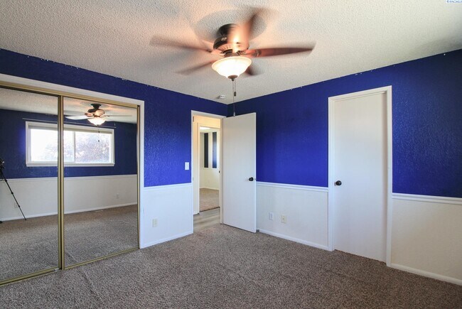 Building Photo - Rent Special! Large 4 Bed/2 Bath + Office ...