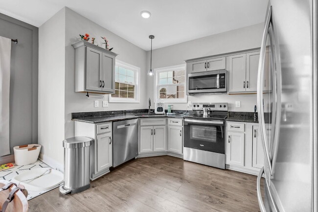 Building Photo - Beautiful modern home less than 2 years old