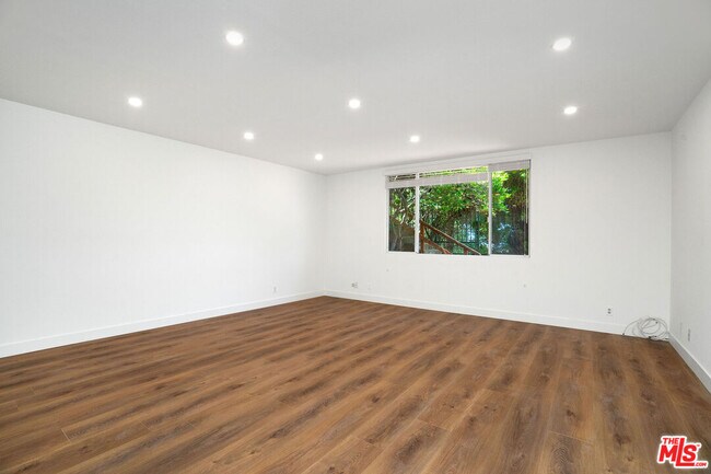 Building Photo - 2385 Roscomare Rd