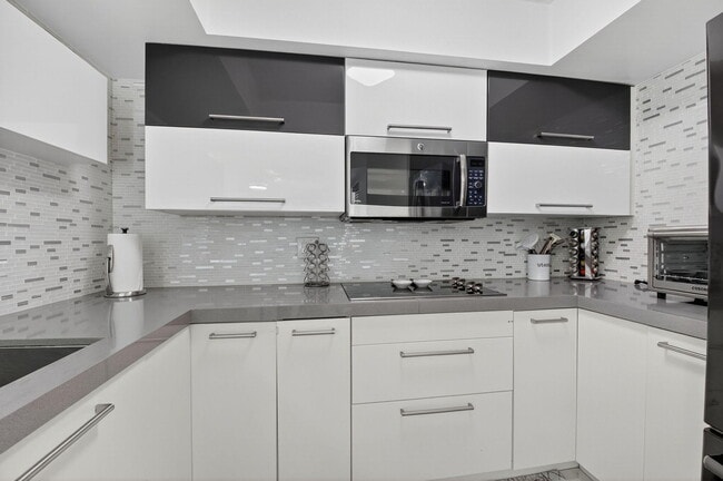 Building Photo - 4310 Village Dr