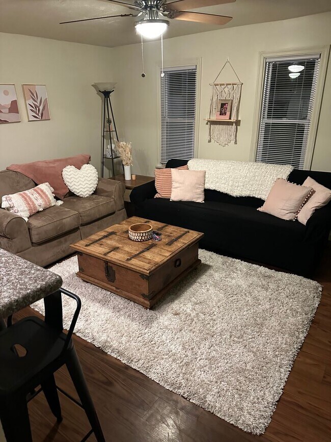 Building Photo - 1927 Fox Wy