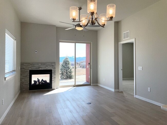 Building Photo - Townhome w/ All the Bells and Whistles!