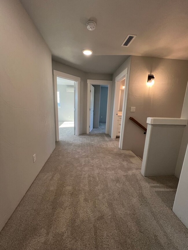 Building Photo - Gorgeous SW Medford - newer construction |...