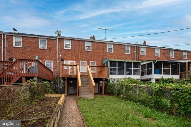 Building Photo - 1621 Thetford Rd