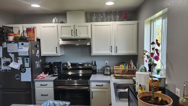 Building Photo - 4-Bedroom Townhome Minutes from Barkley Village, I-5 and Whole Food