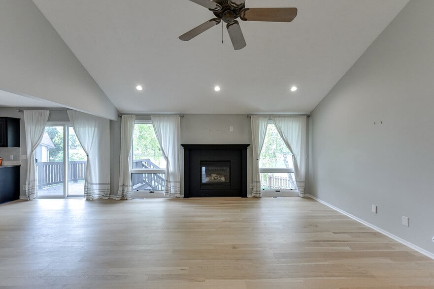 Building Photo - 15327 Parker Cir