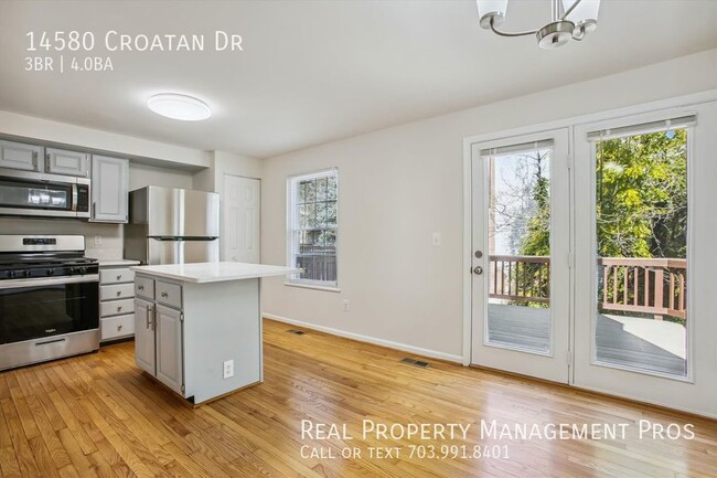 Building Photo - Terrific 3 Level End Unit Townhome For Ren...