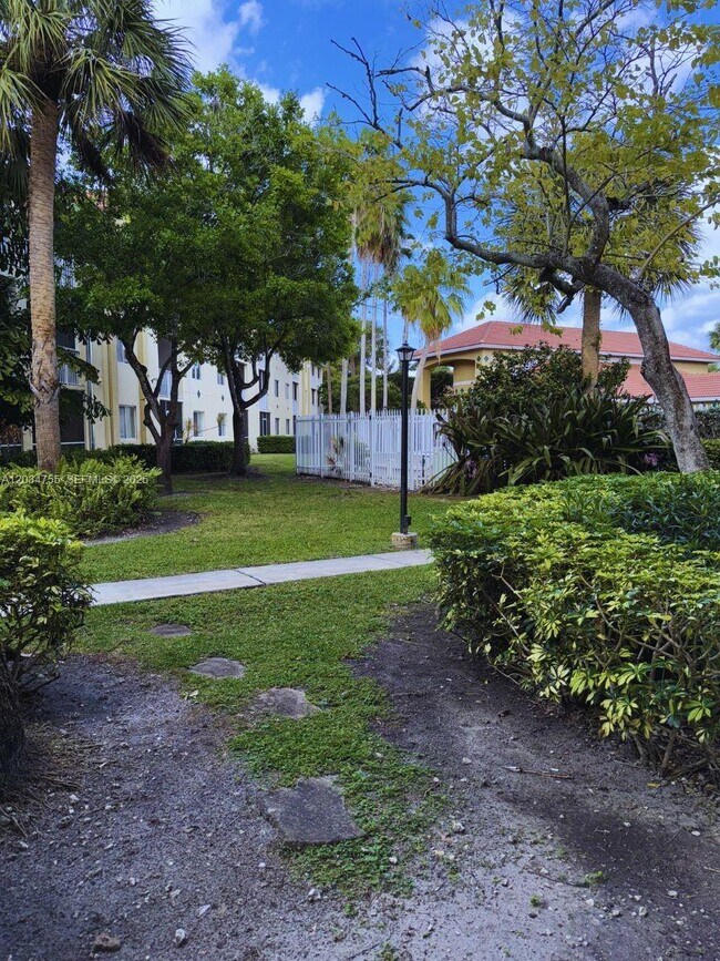 Building Photo - 460 S Park Rd
