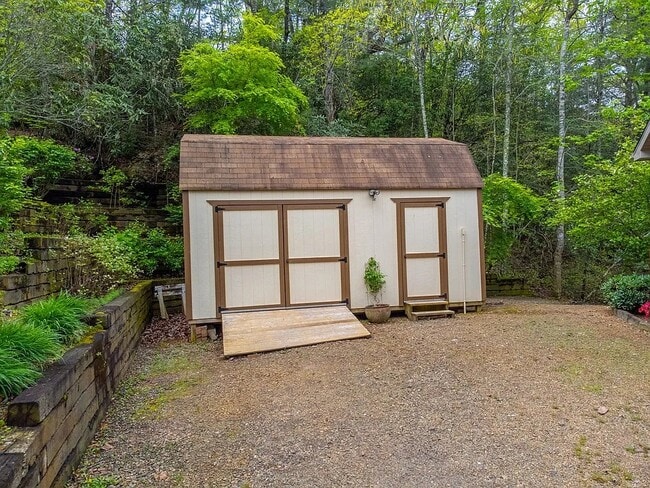 Building Photo - 651 Chalk Hill Rd