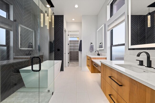 Building Photo - Waterfront End-Unit | 3 Bed | 3 Bath | 2,189 Sq. Ft. | Gated Community | Luxury Lake Living