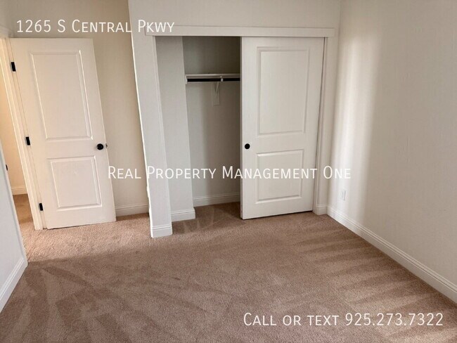 Building Photo - 1265 S Central Pkwy