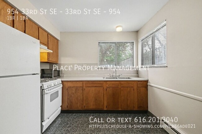 Building Photo - 954 33rd St SE