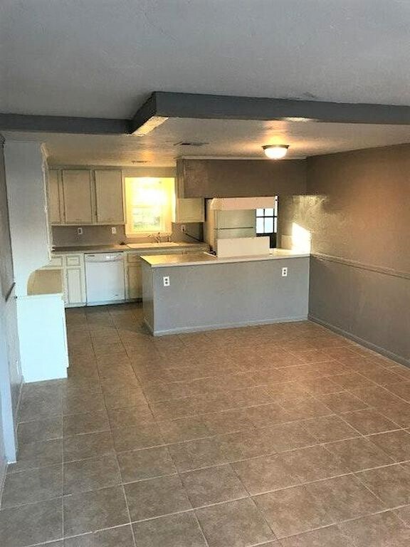 Building Photo - 8820 S Winston Ave