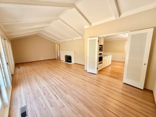 Building Photo - 1534 Marlbarough Ave